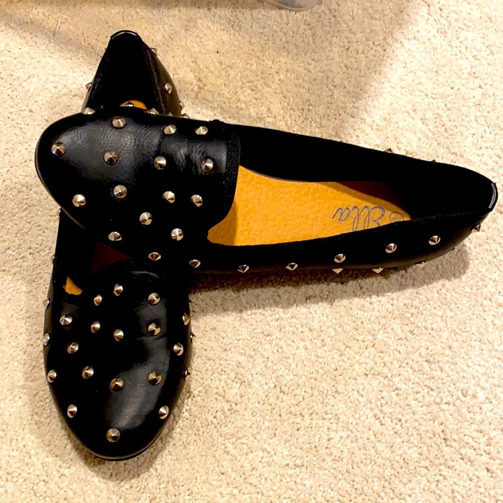 Studded pair of flat pumps